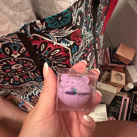 Lip - Picture 1 of 2